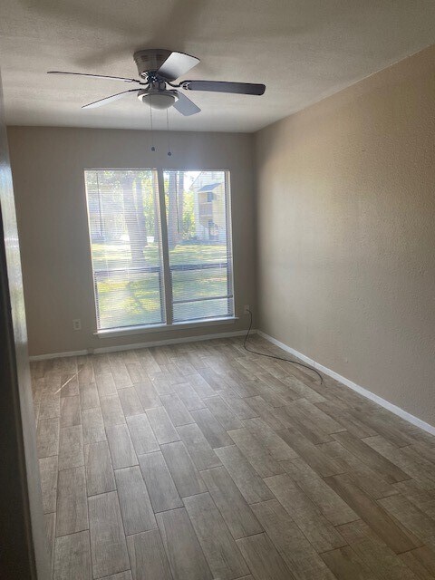 Building Photo - 15919 Golf Club Dr