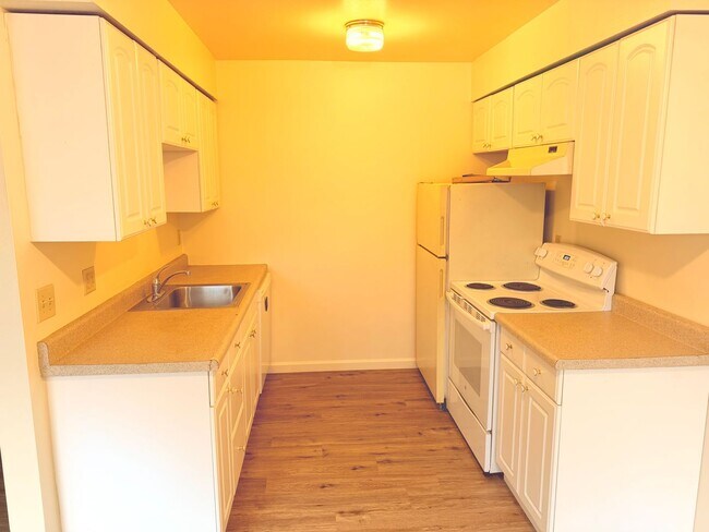Building Photo - 2bed/1 Bath Second Level Unit on Near SE Powell/Ross Island Bridge