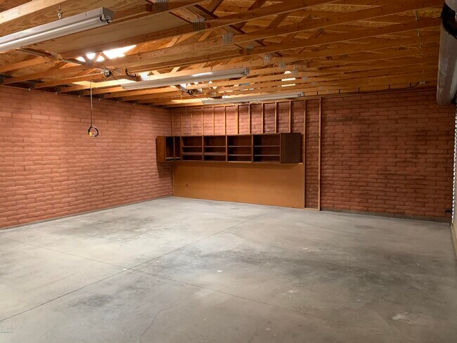 Building Photo - 925 N Evergreen Dr