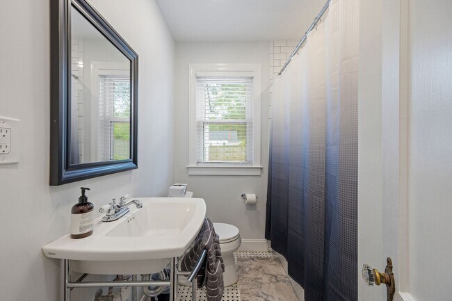 Building Photo - Beautiful 4 Bedroom Home off Of Cutshaw Ave! ***Available Early August 2026***