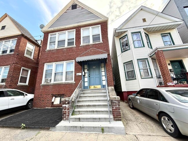 Building Photo - 275 Linden Ave