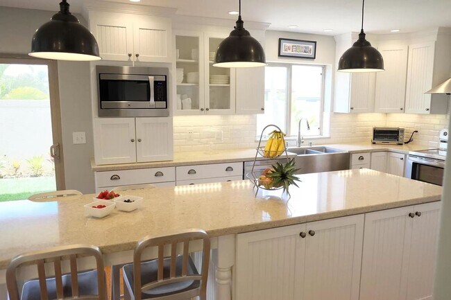 Building Photo - Spacious, Stylish, and Perfect for Enterta...