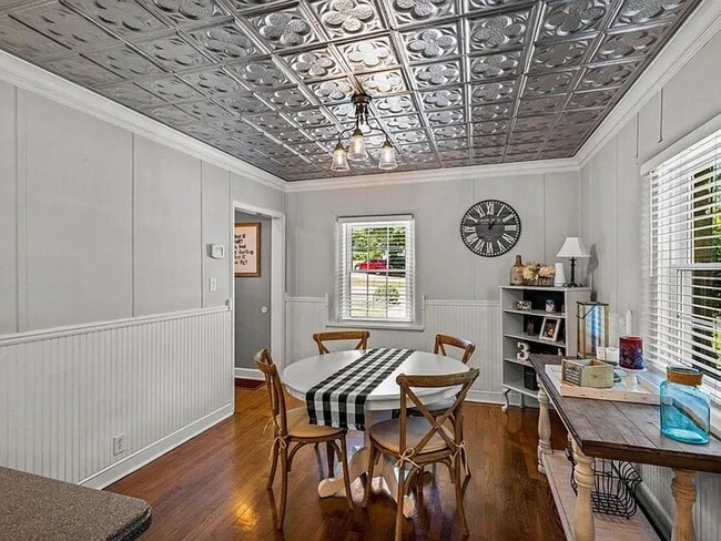 Building Photo - Incredible, executive, fully furnished, im...