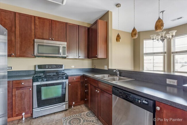 Building Photo - 2215 Aurora Dr