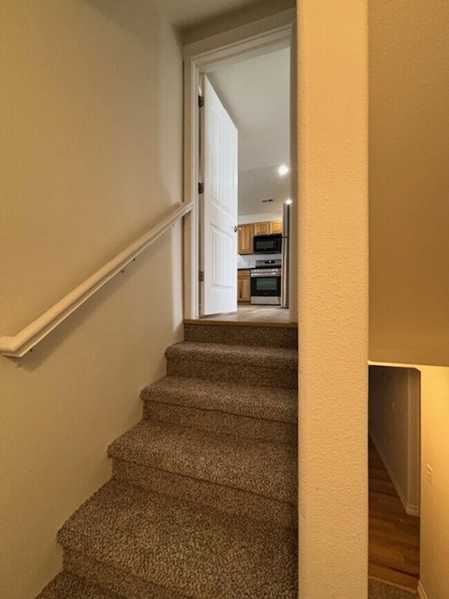 Building Photo - 4 Bedroom 3.5 Bath Townhouse Near Dell Range Blvd.