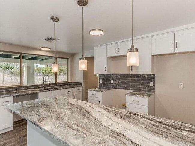 Building Photo - 4BR w/ Pool + Covered Patio in Tucson 85704