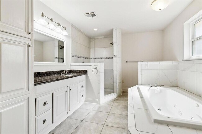 Building Photo - 3512 James Dr