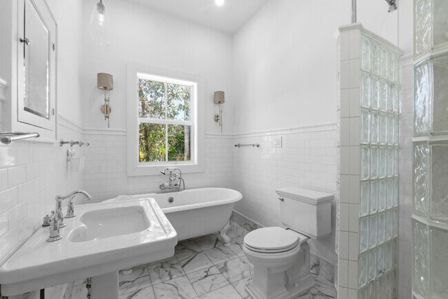 Building Photo - 1615 Monroe St