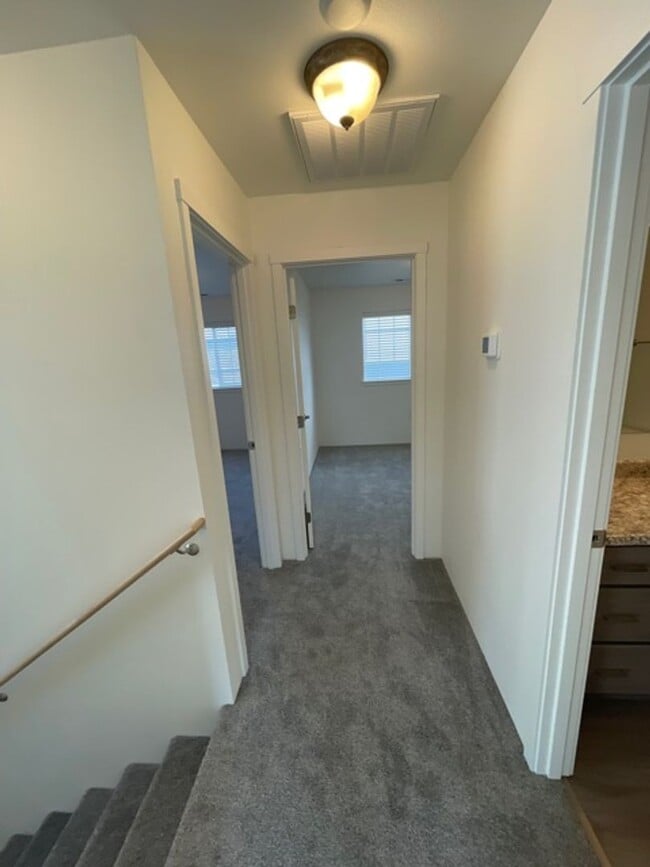 Building Photo - 2 STORY DUPLEX IN THE HEART OF PHOENIX OREGON