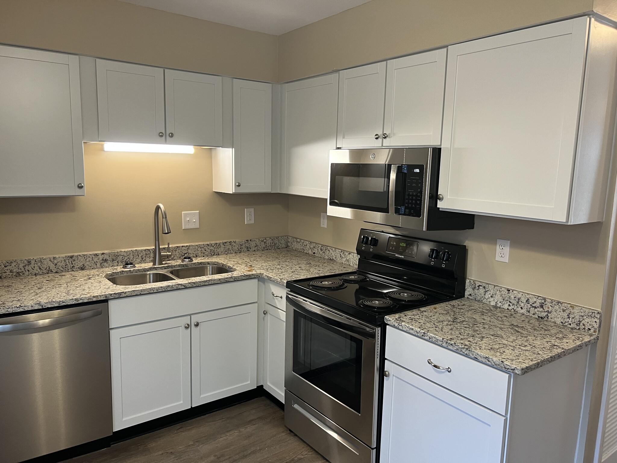 Building Photo - 117 Langley Dr