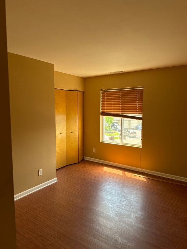 Building Photo - 7428 Thomas Dr