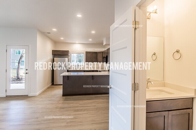 Building Photo - 1108 N Davis Ln