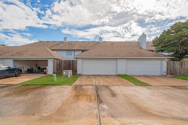 Building Photo - 1439 El Camino Village Dr