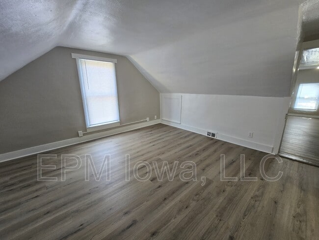 Building Photo - 740 W 11th St