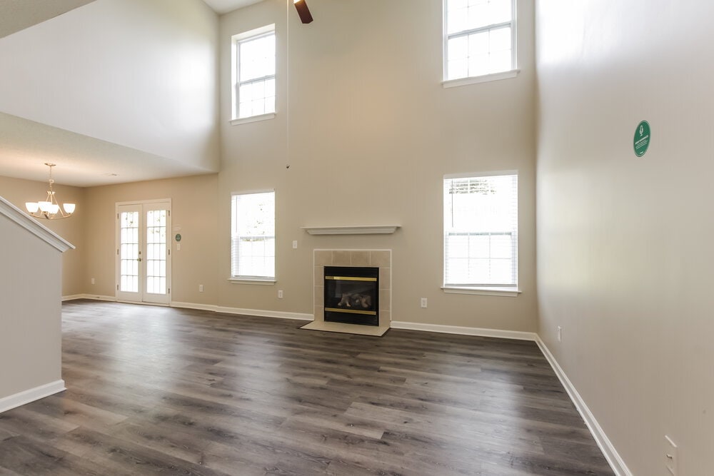 Building Photo - 555 River View Dr