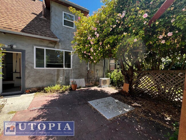 Building Photo - Charming 3 Bedroom, 1.5 Bathroom close to ...