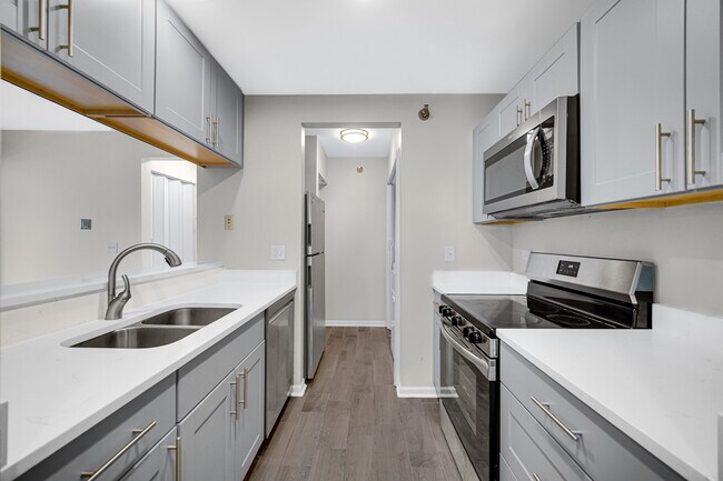 Building Photo - 124 Glengarry Dr