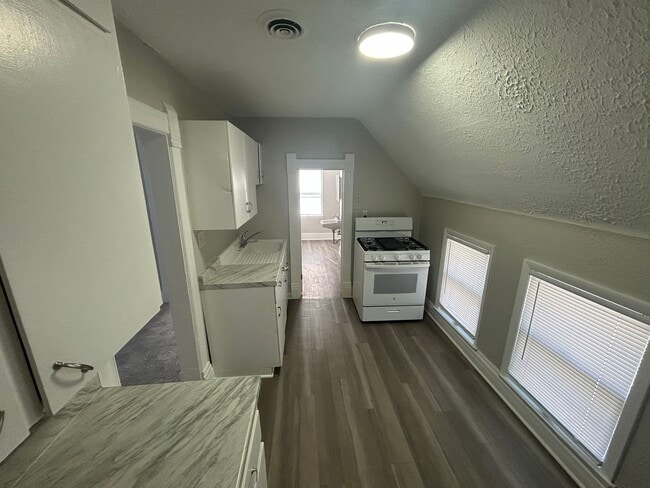 Building Photo - Highly walkable upstairs duplex