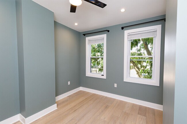 Building Photo - Beautifully Updated 4 Bed/3.5 Bath Row-Hom...