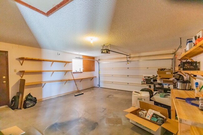 Building Photo - 3 Bedroom 2 Bath Home