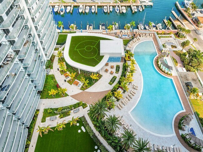 Building Photo - 220 Lake Shore Dr