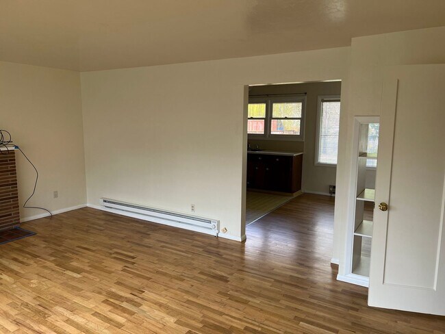 Building Photo - 3 Bedroom House in Southwest Eugene