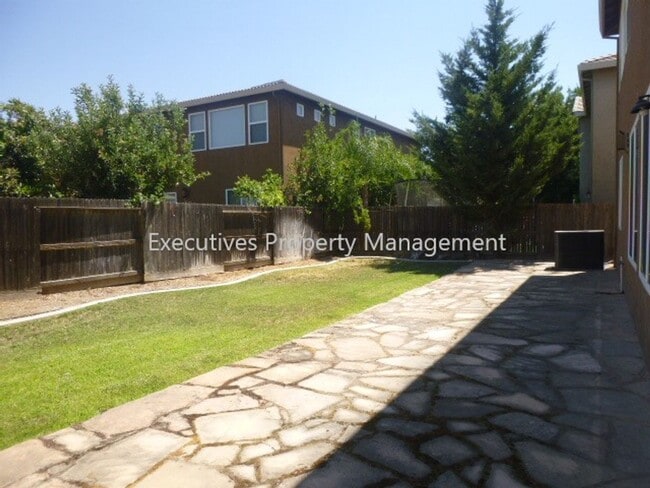 Building Photo - 717 Round Hill Dr