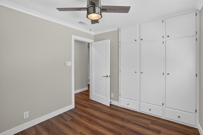 Building Photo - 2833 Sandbrook Ct