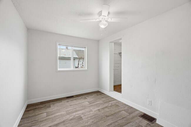 Building Photo - 5111 N Stone St