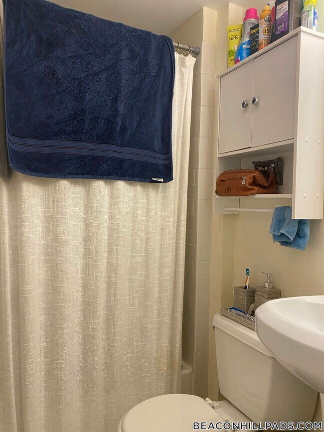 Building Photo - 28 Phillips St