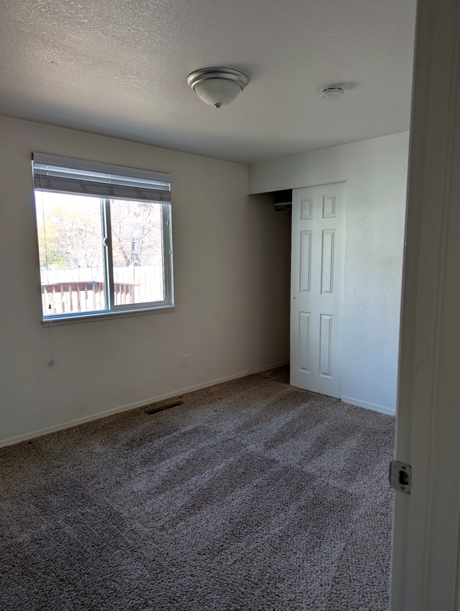 Building Photo - 2049 Kent Ct