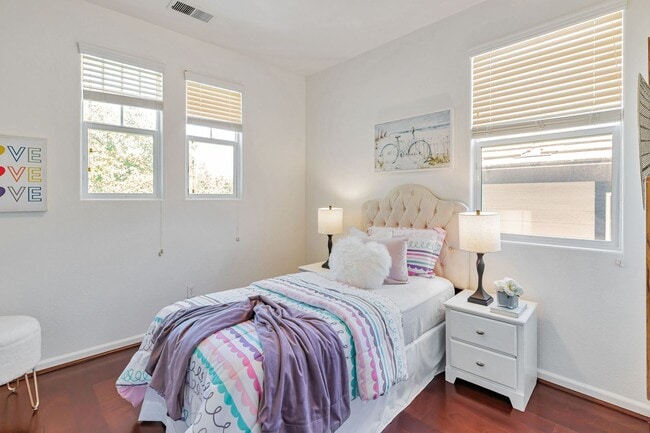 Building Photo - 8940 Acorn Way