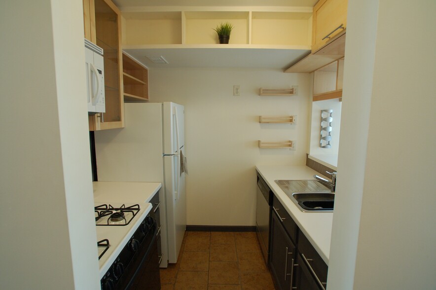 Kitchen with Breakfast Bar - 14711 N River Beach Dr