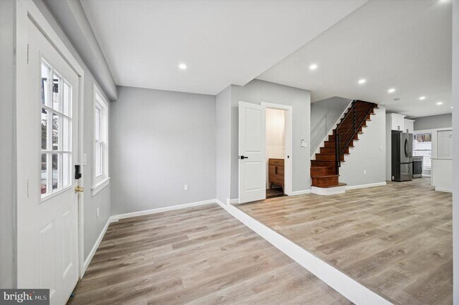 Building Photo - 547 S Yewdall St