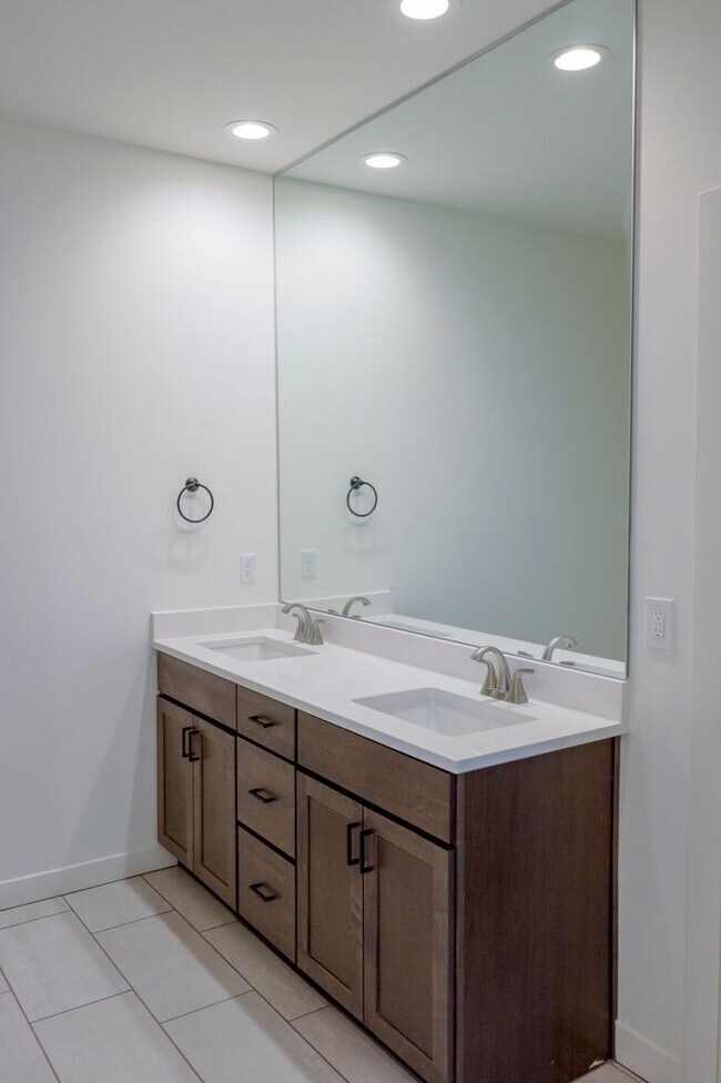 Building Photo - Gorgeous 3 Bedroom 3 Bathroom in Spring Hi...