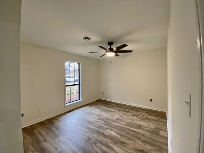 Building Photo - 2102 Fillmore Dr