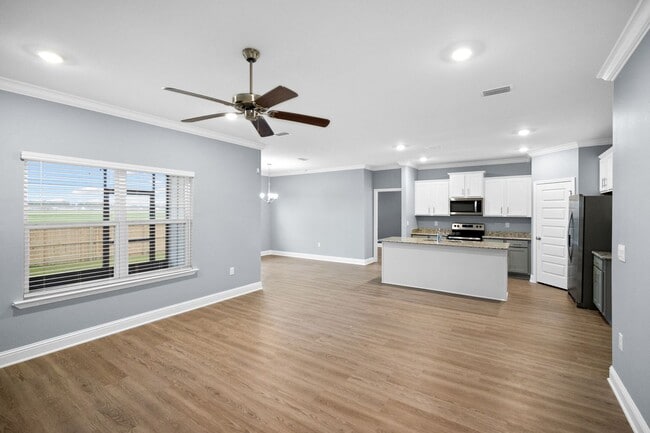 Building Photo - AVAILABLE IN NOVEMBER - Don't miss this op...