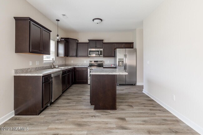 Building Photo - 300 Waylon Wy