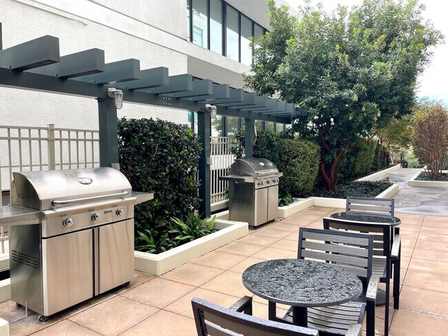Building Photo - Beautiful 2BD/2BA W/ A/C, Reserved Parking, and Private Balcony in Bankers Hill!