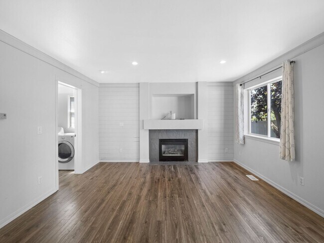 Building Photo - 4bedroom/3bath w/Garage/washer/dryer/fence...