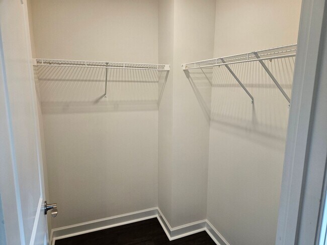 Building Photo - Beautiful unfurnished 3 bed 2.5 bath home ...