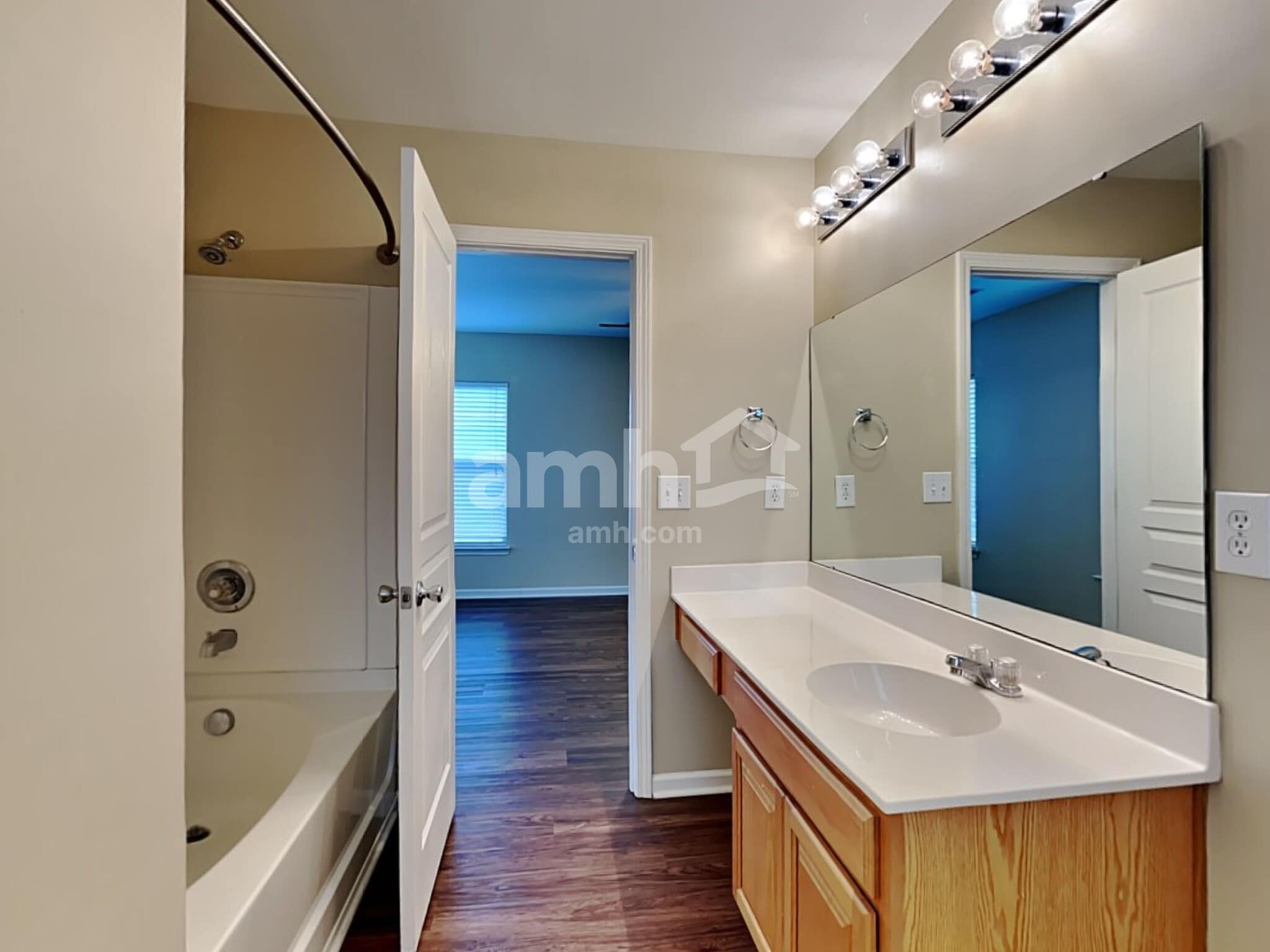 Building Photo - 8829 Shadowglen Dr