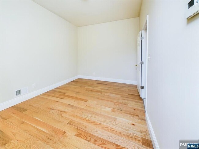 Building Photo - 413-15 Dodd St