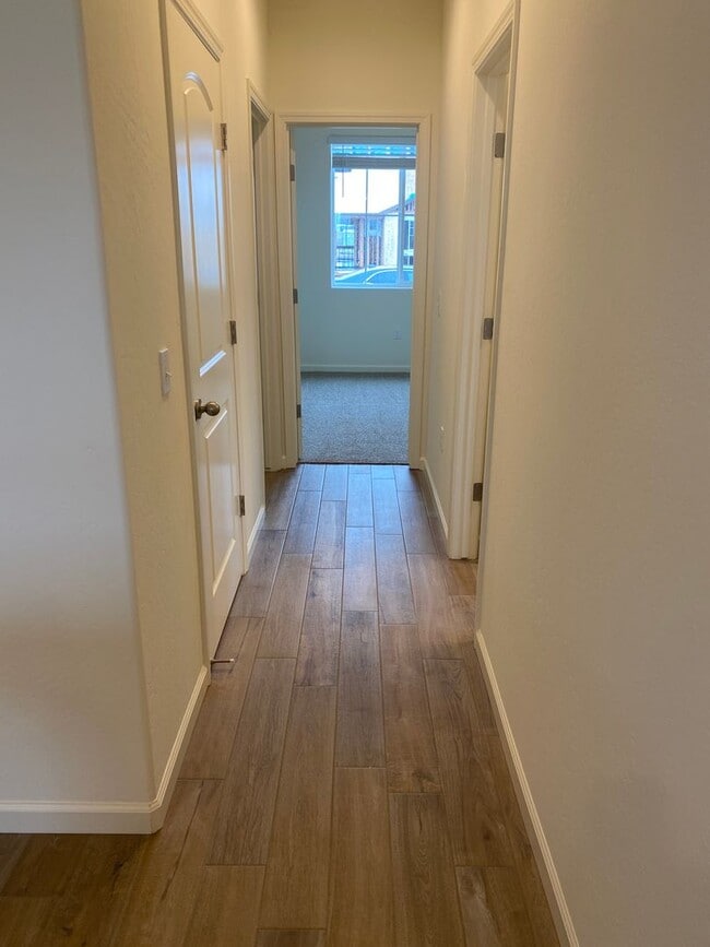 Building Photo - Newer 3 Bedroom 2 Bathroom Home in Tulare!