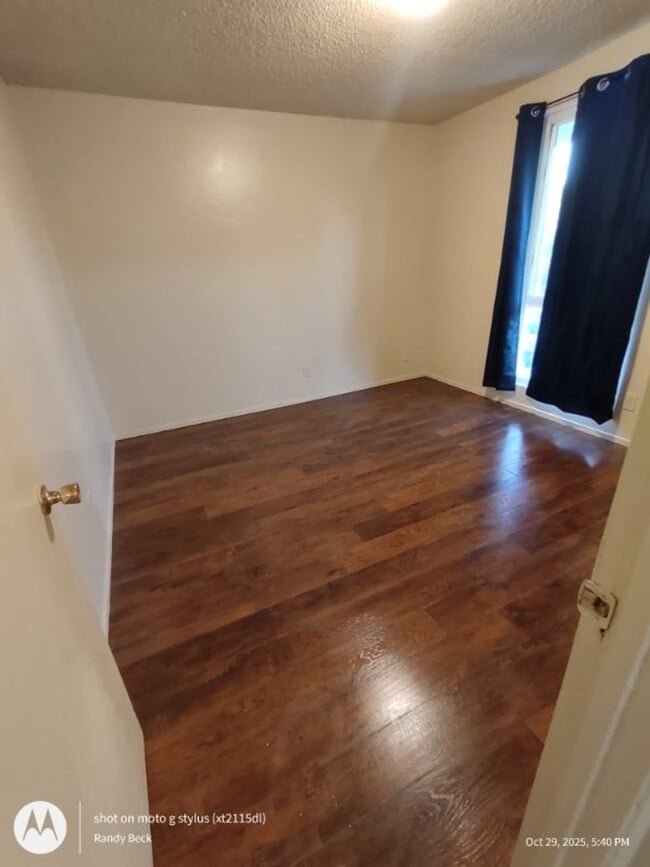Building Photo - Spacious 2bd First Floor Apartment in 4-Plex Building