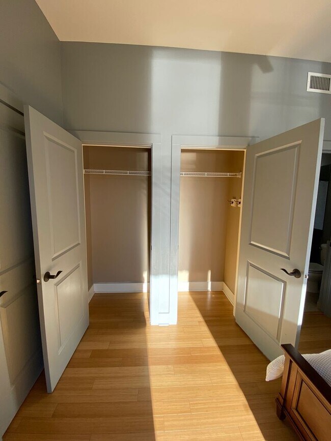 Building Photo - Downtown - Modern Condo minutes from the c...