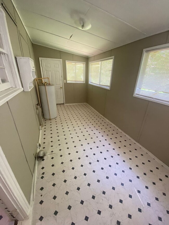 Building Photo - **AVAILABLE NOW**Total Electric 3 Bedroom ...