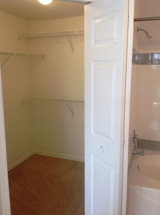 Building Photo - Hamptons At Metrowest - 2/2 Condo with balcony!!