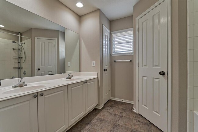 Building Photo - 83 Woodlily Pl
