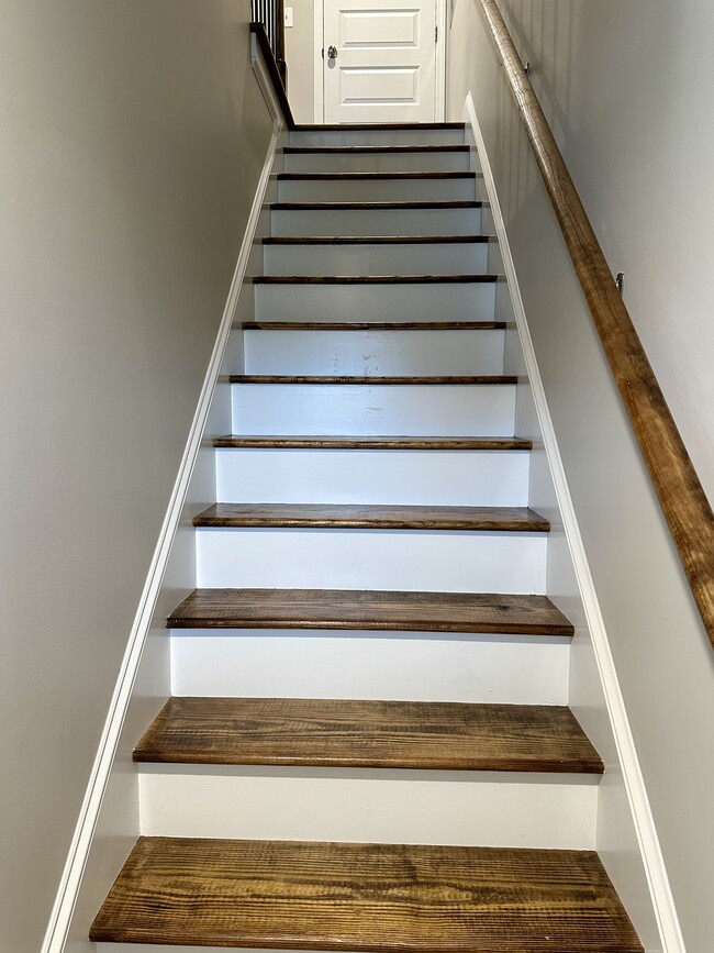 Expansive well lit stairwell - 2229 Kenwood Blvd SE